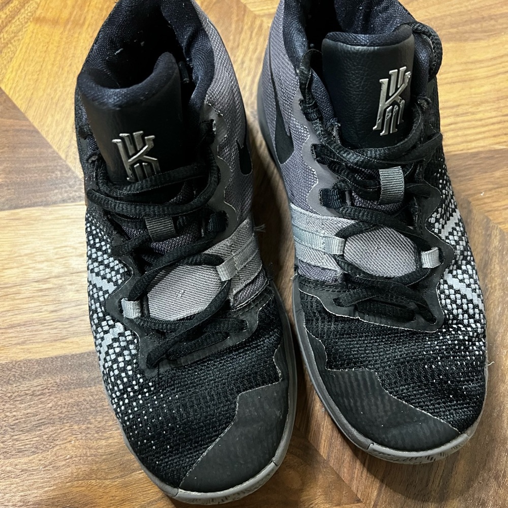 Nike Kyrie flytrap Black Thunder Gray’.